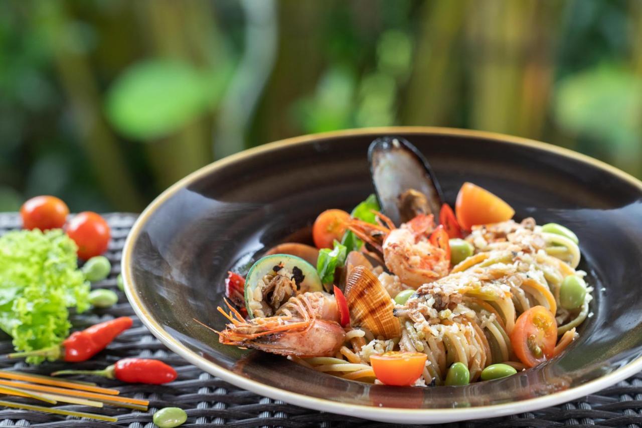 Ubud Nyuh Bali Resort & Spa Exteriér fotografie Seafood salad