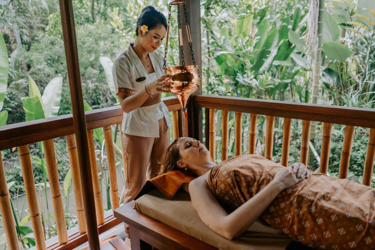 Ubud Nyuh Bali Resort & Spa Exteriér fotografie A woman receiving a spa treatment