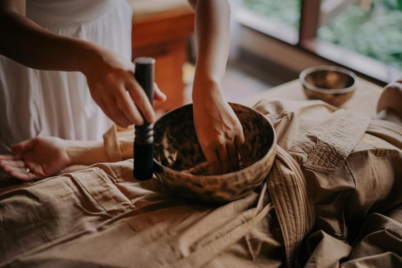 Ubud Nyuh Bali Resort & Spa Exteriér fotografie A singing bowl being played