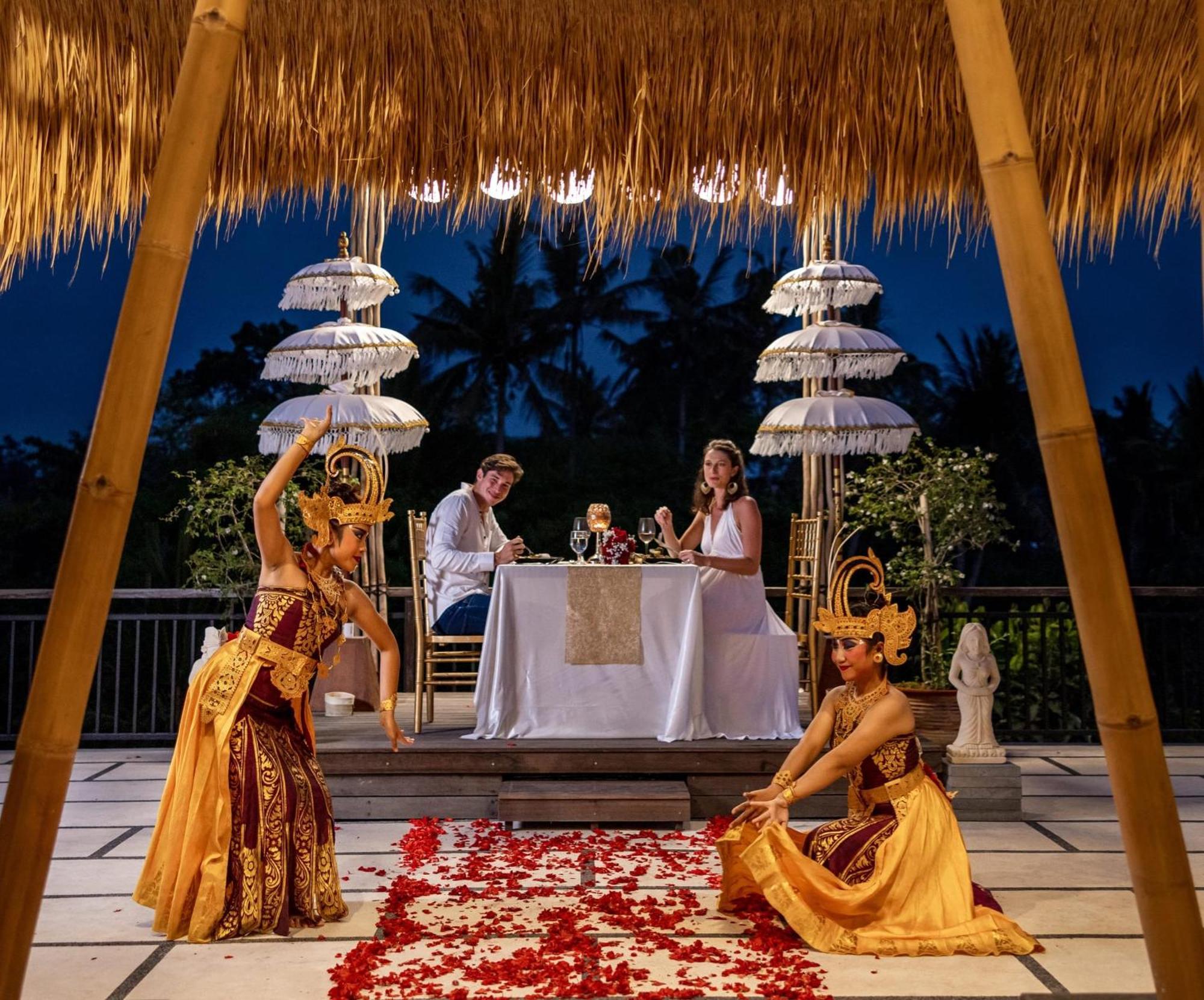 Ubud Nyuh Bali Resort & Spa Exteriér fotografie A traditional Balinese dinner