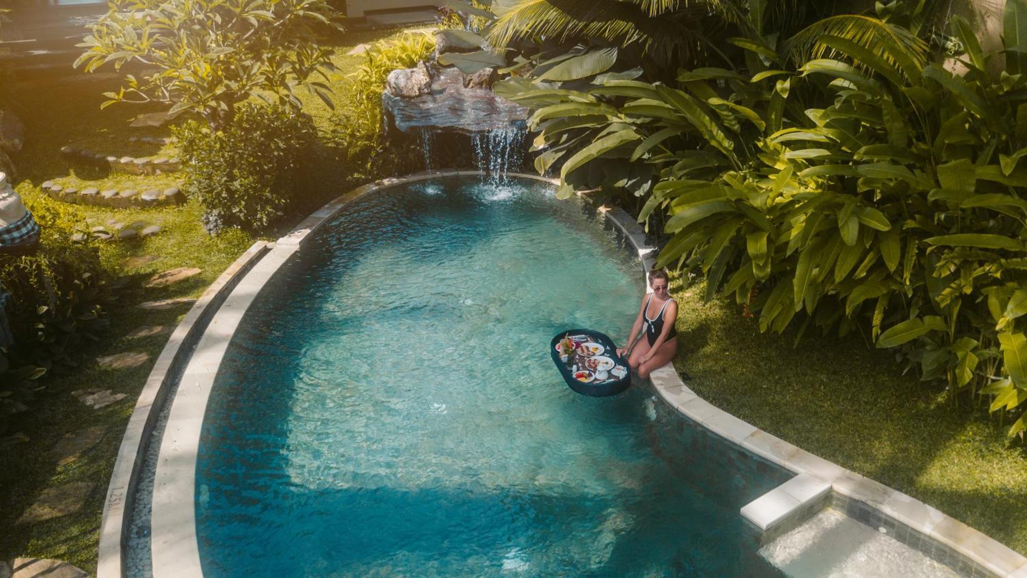 Ubud Nyuh Bali Resort & Spa Exteriér fotografie A woman floating in a pool