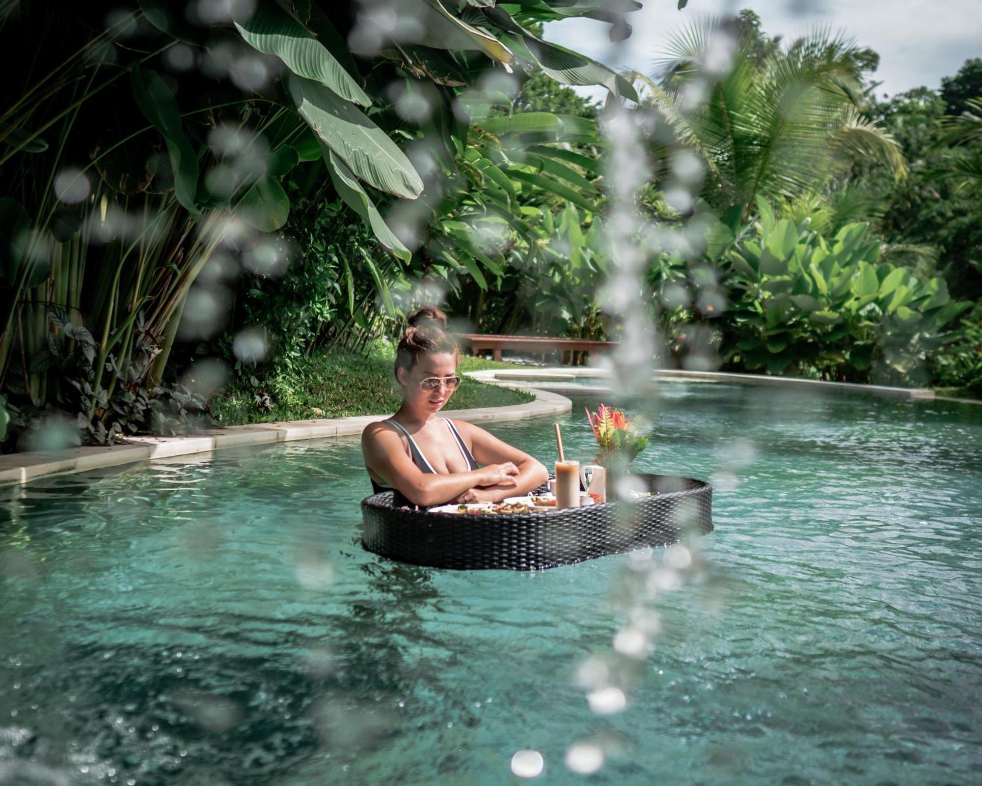Ubud Nyuh Bali Resort & Spa Exteriér fotografie Floating breakfast at Alila Ubud