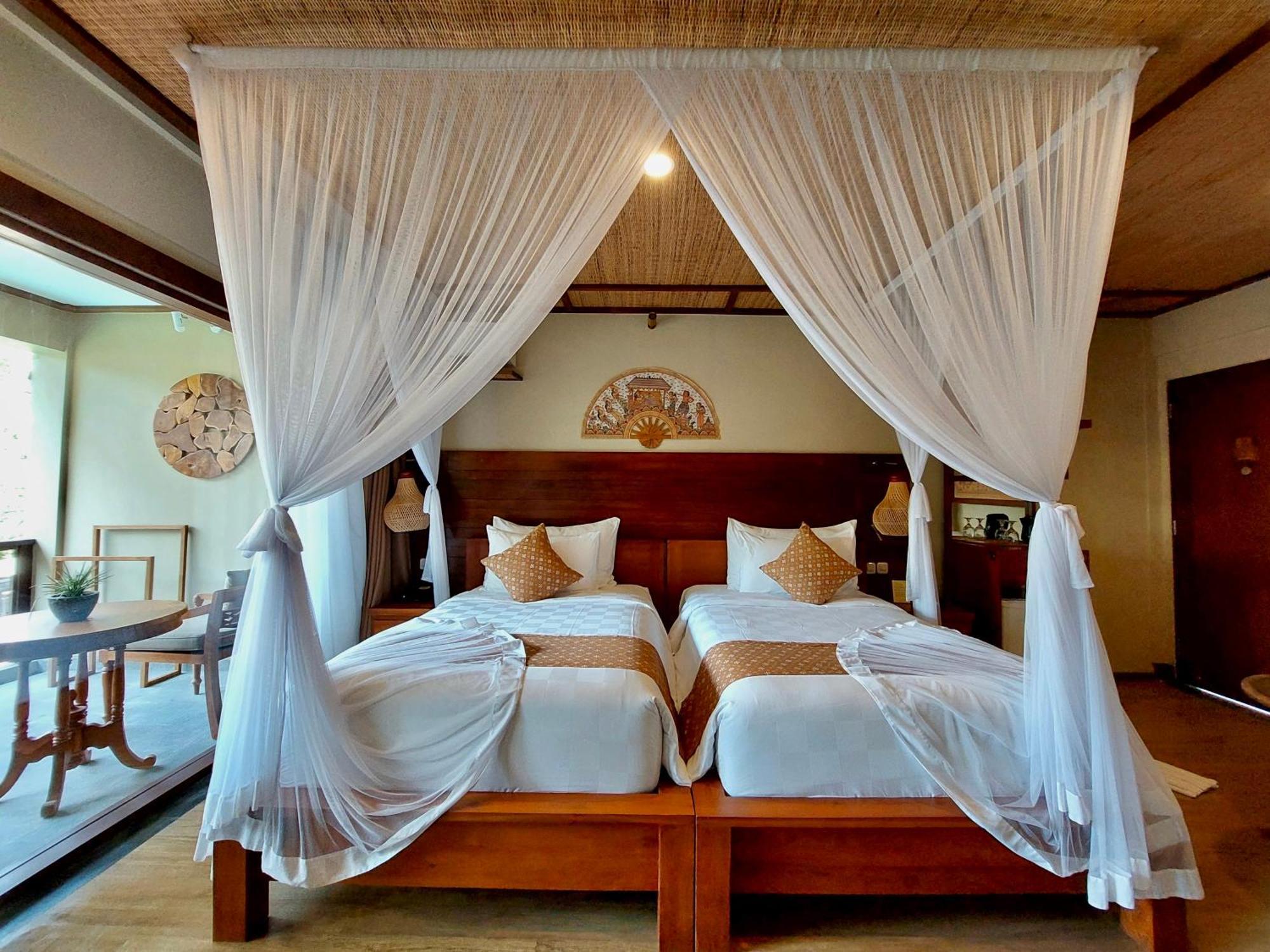 Ubud Nyuh Bali Resort & Spa Exteriér fotografie A mosquito net over a bed