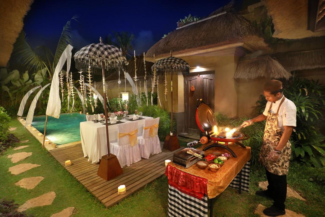 Ubud Nyuh Bali Resort & Spa Exteriér fotografie A chef prepares a meal at a resort in Bali, Indonesia.
